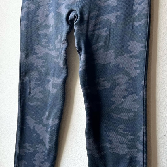 Spanx Look at Me Now Seemless Green Camo Legging Sz Large - Picture 5 of 14
